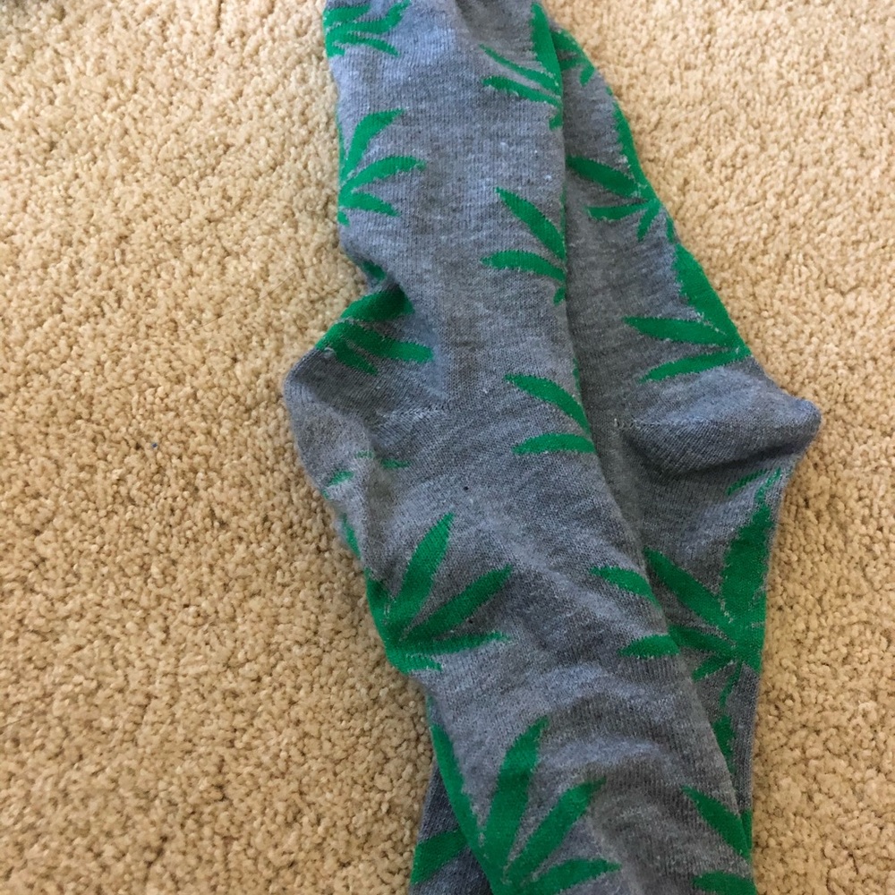 Weed leaf socks - Picture 2 of 3